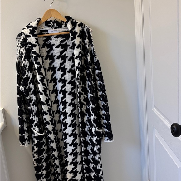 ANTHROPOLOGIE Houndstooth Hooded Long Sweater, size small. - Picture 7 of 12